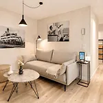 Modern Elegance In Historical Center アパート