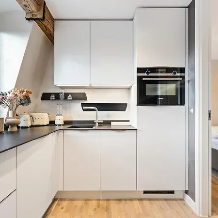 Modern Elegance In Historical Center Apartman